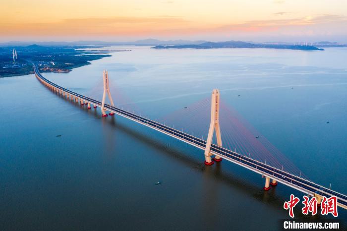 航拍江西鄱阳湖二桥壮美夏日晚霞景观