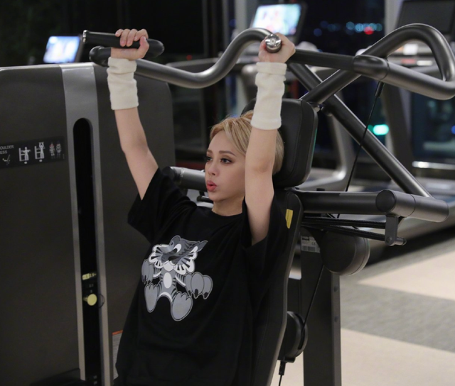 50岁宁静化浓妆健身!