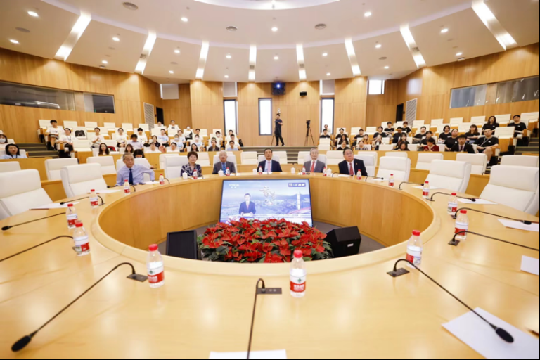 港中深师生感言香港回归祖国25周年，港深两校区联合举办文艺云汇演休闲区蓝鸢梦想 - Www.slyday.coM