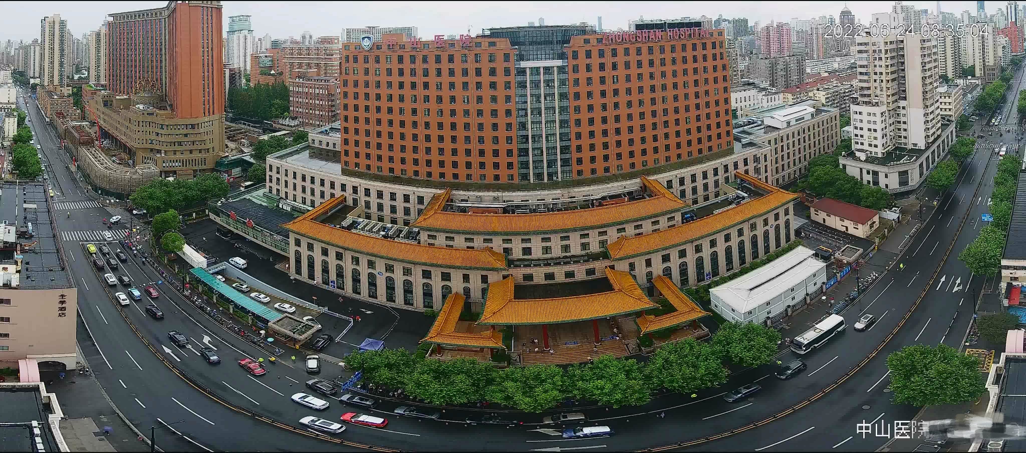 斜土路上的中山医院急诊入口交通保障措施调整前后对比&nbsp; 本文图