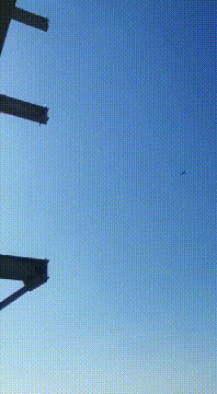 网友拍到的乌克兰自杀式无人机袭击俄罗斯托夫州一座炼油厂画面。