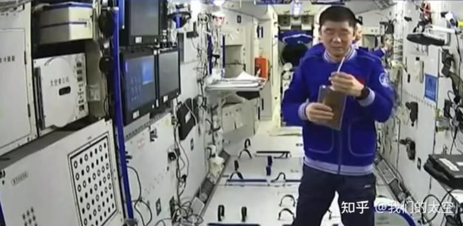 水不是失重的?中国空间站被质疑“地面拍摄”…|航天员|太空|空间站_新浪新闻