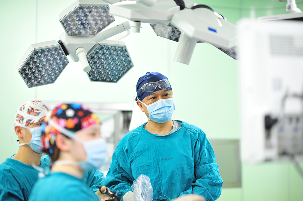 叶定伟教授(右一)为肾癌患者开展手术.