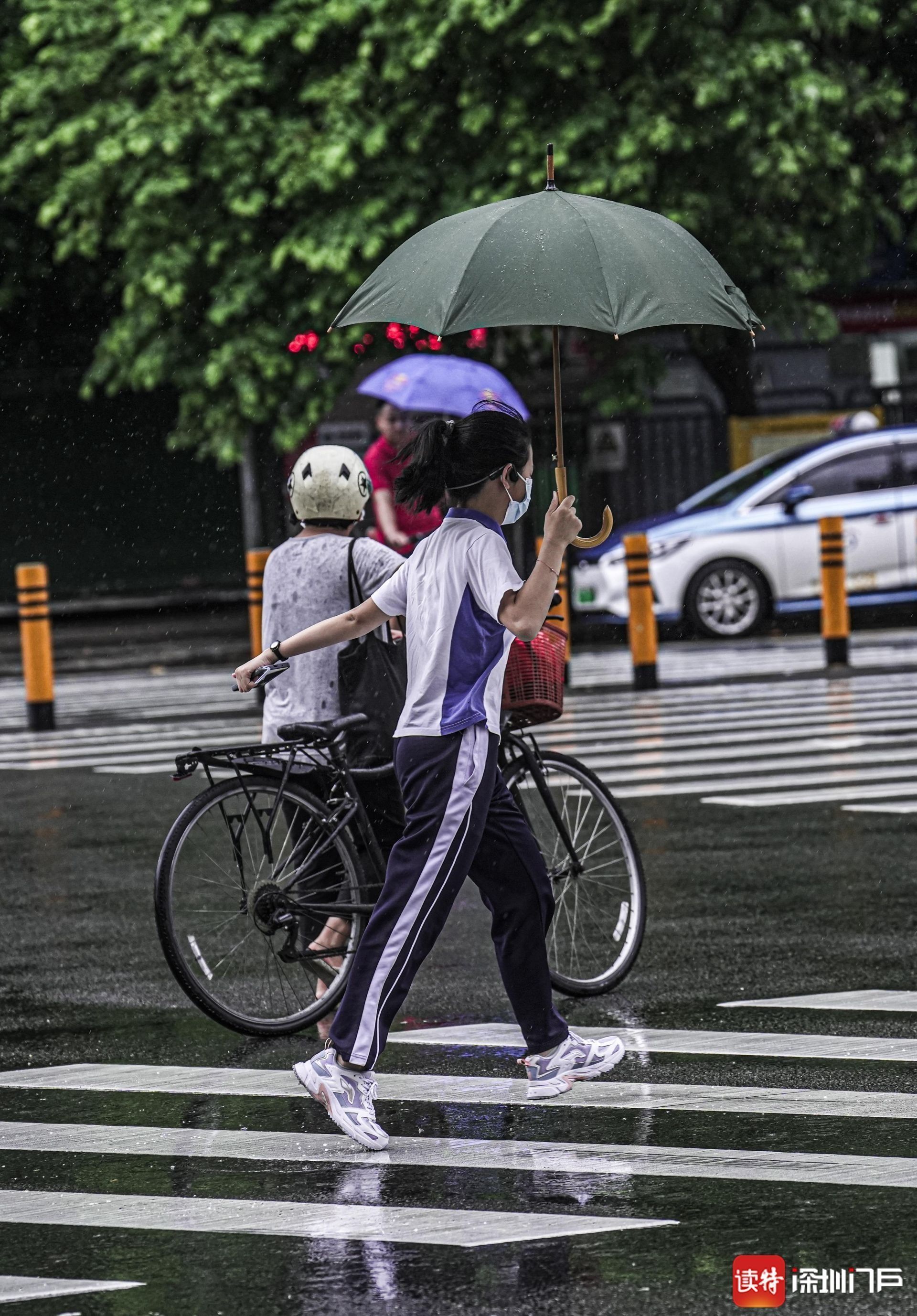 雨中,穿着校服的学生马尾飞扬.