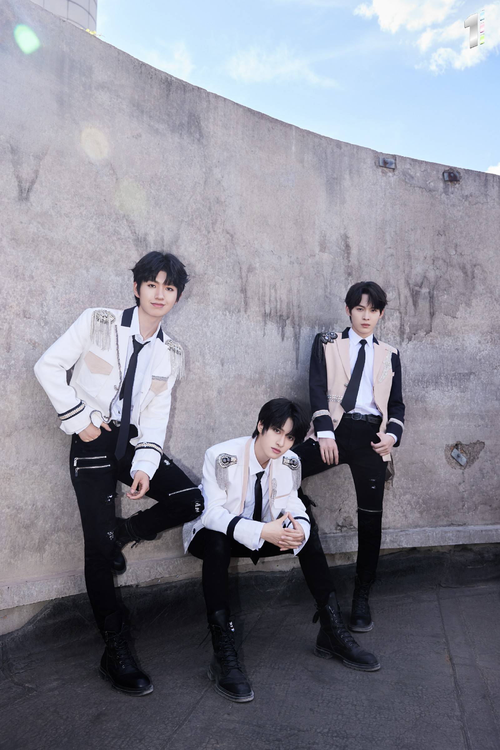 sdt娱乐原创男团enone发布首张原创epdayornight写真照