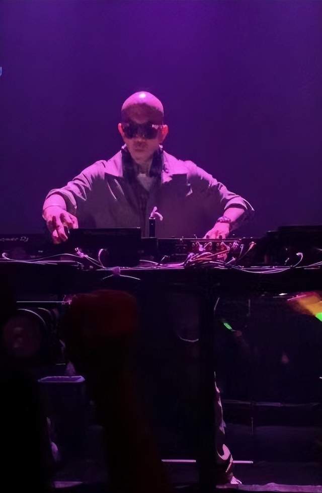 具俊晔二度来台湾夜店商演人气暴涨还需配保安2小时就赚13万