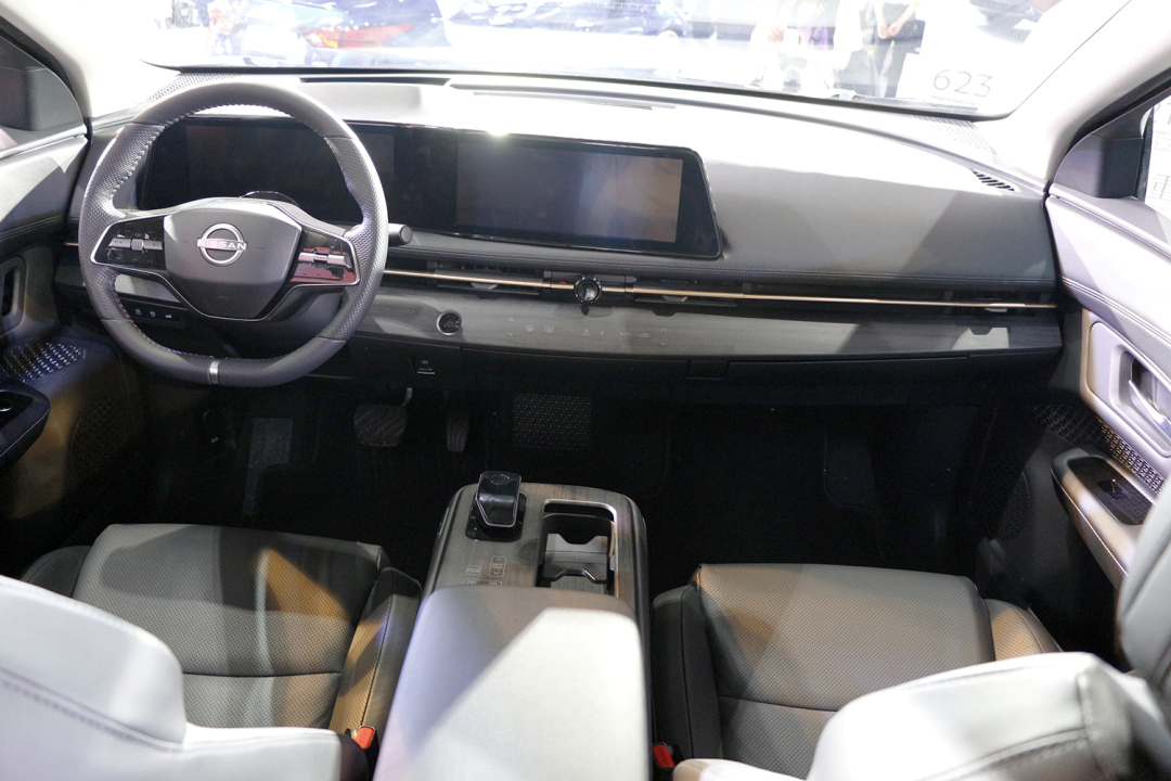 内饰方面,日产ariya的一大看点莫过于一体式双12.