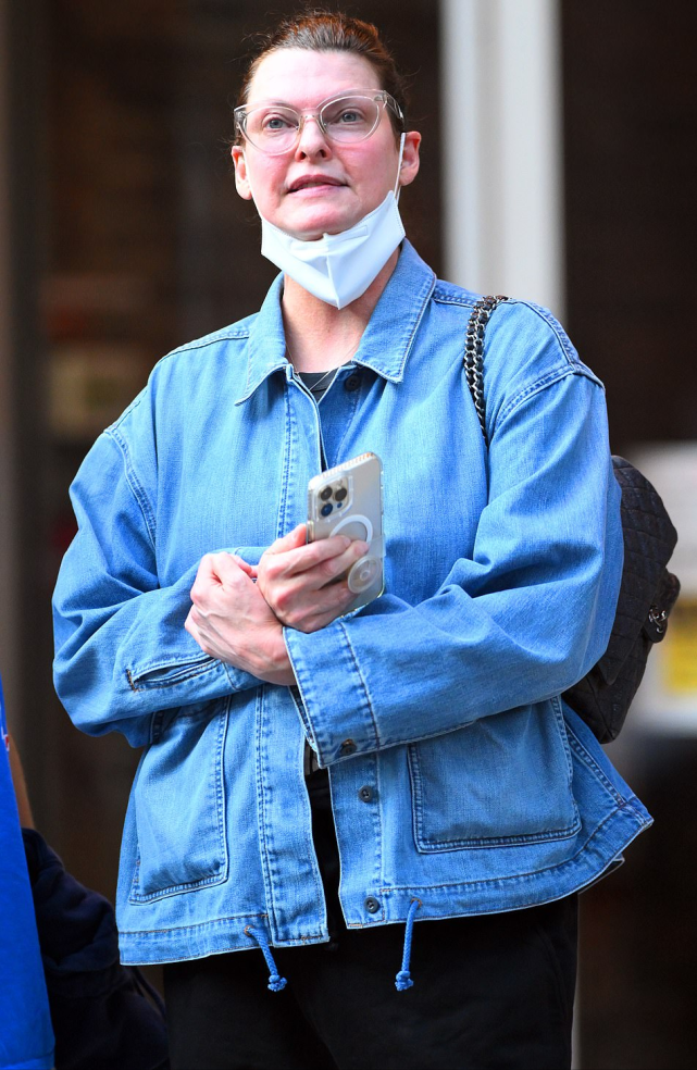 传奇超模琳达罕见出街因整容失败而毁容穿牛仔服亮相成了大妈