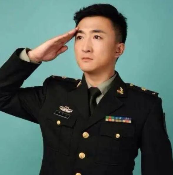 荧屏老熟脸突然离世,年仅41岁,老战友刘天佐用军礼送别