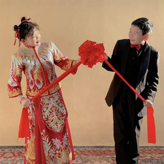 恭喜44岁13米的放羊娃龙哥官宣结婚妻子娇小可爱非常般配