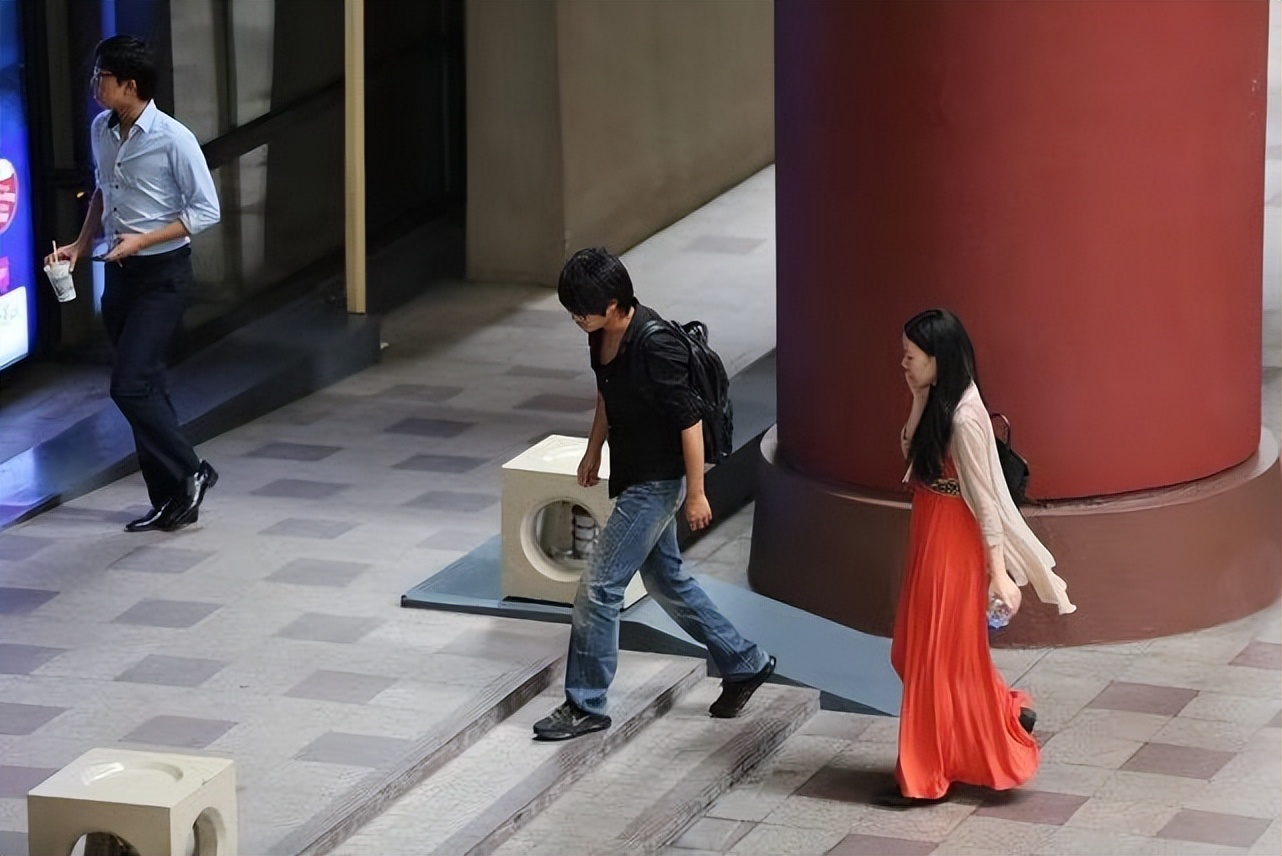 金丽华造型当中便是选择了以长裙配上薄款的针织防晒,在实用性的基础