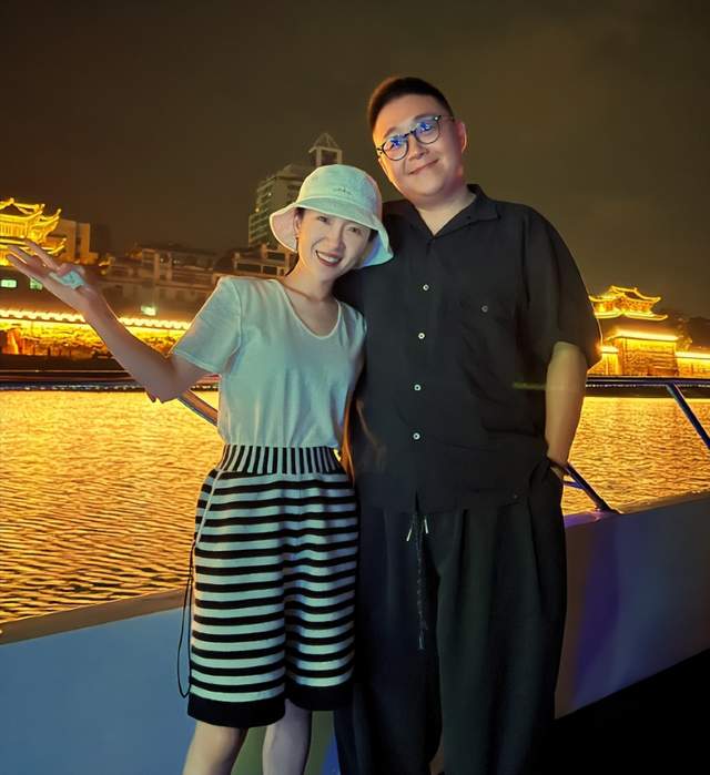 郝劭文岳母近照曝光戴金项链气质优雅突出模样与女儿如饼印