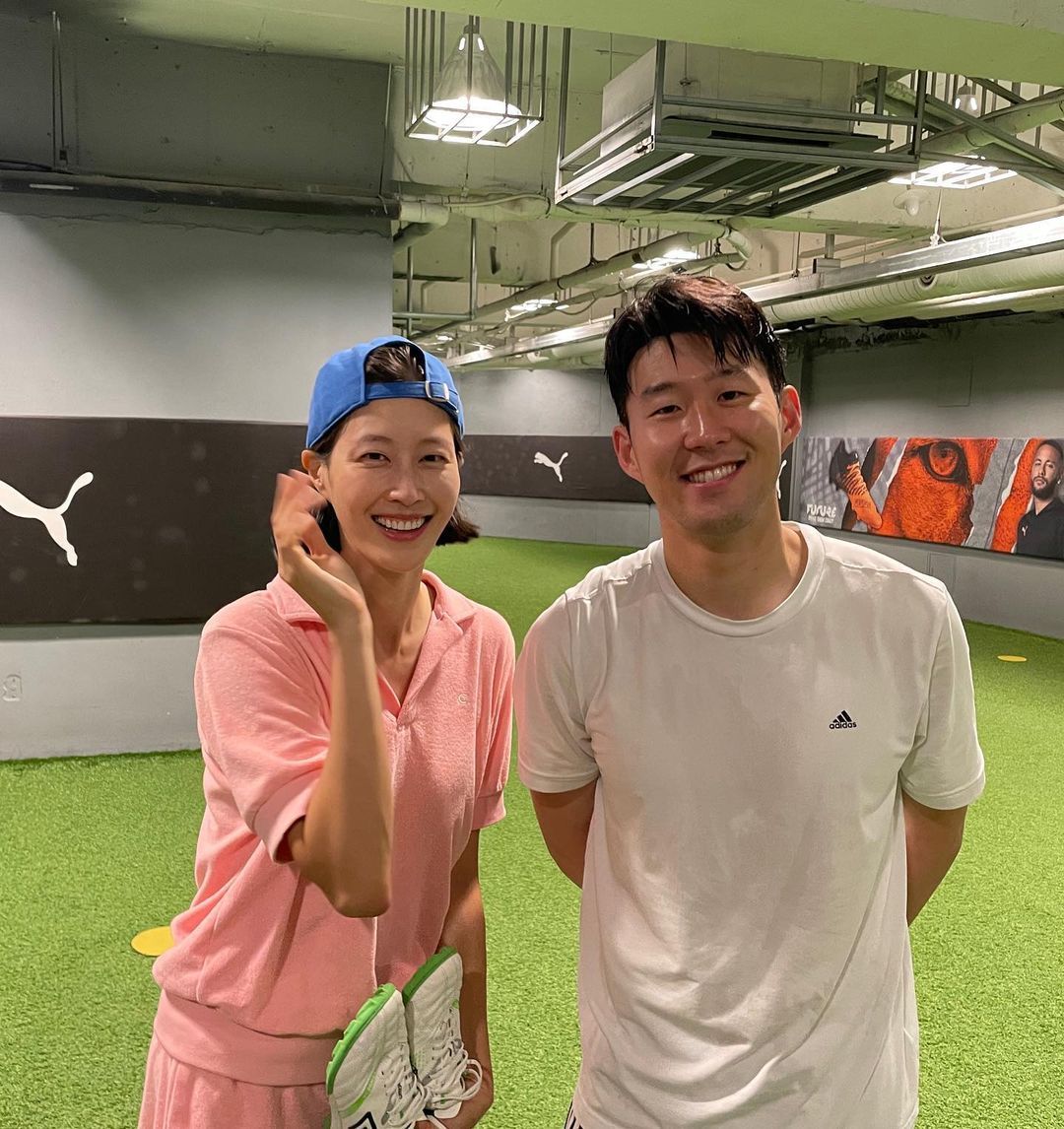 孙兴慜合影超模羞涩像大男孩29仍单身3任绯闻女友颜值超高