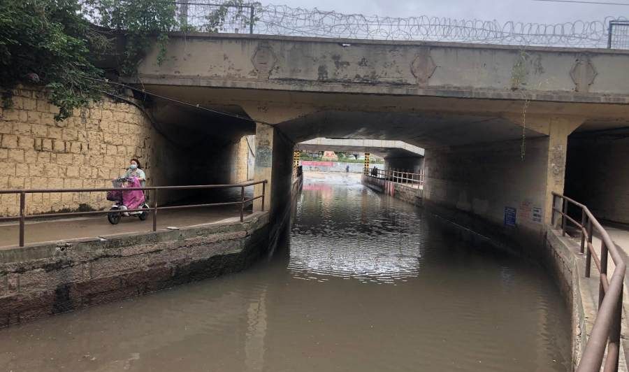 桥洞积水居民出行遇难题