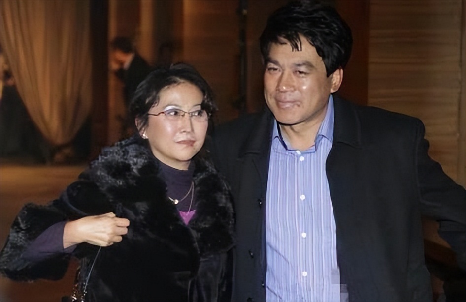 1988年朱时茂请朋友来家里吃饭媳妇忙活半天却只端出三个菜来