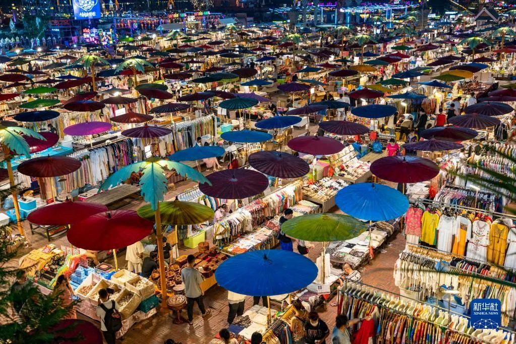 ▲2022年3月17日拍摄的告庄西双景星光夜市。新华社记者 陈欣波 摄