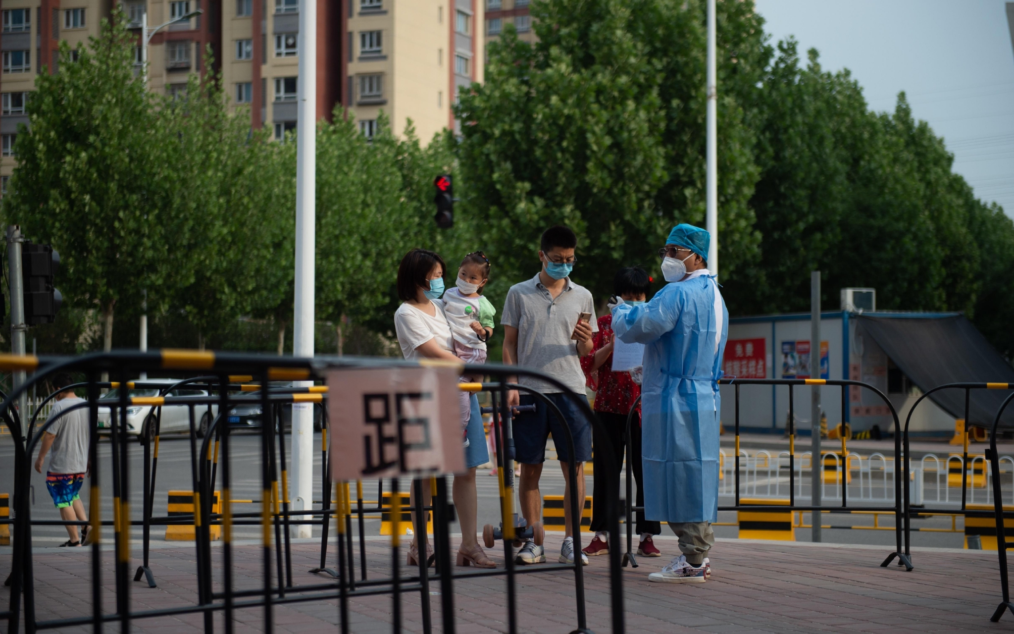 ▲防疫人员正在查验民众健康信息。图/新华社