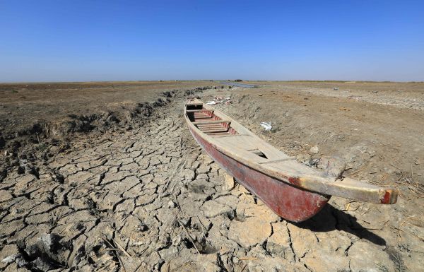 摄于6月28日伊拉克济加尔的一片干涸河床(法新社)