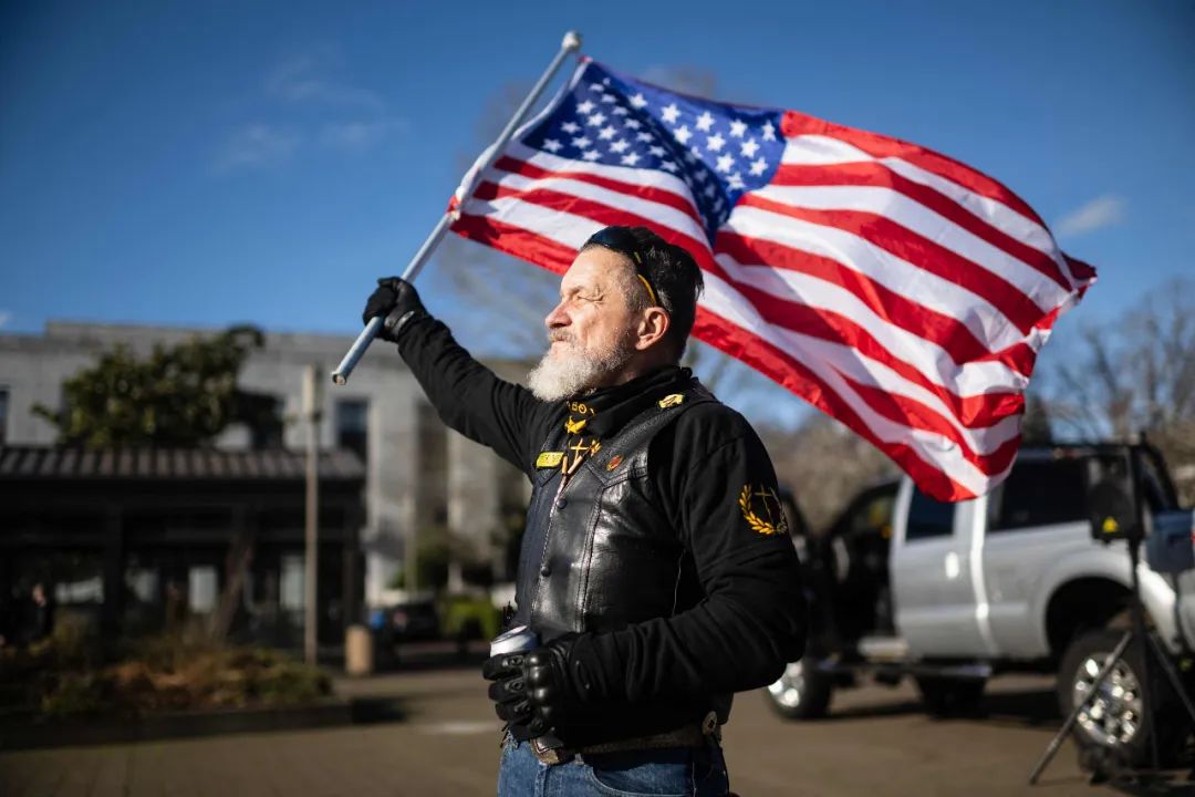 当地时间2022年1月8日,美国俄勒冈州,"骄傲男孩"成员flip todd在