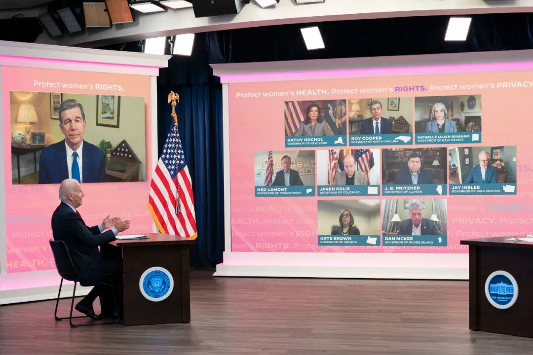 当地时间2022年7月1日，美国华盛顿，美国总统拜登与10位民主党州长举行会议。图/IC photo