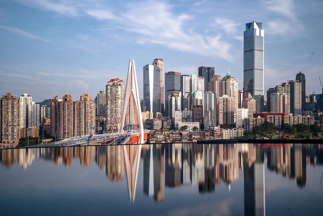 近日,蓝天白云下的重庆城市风光.陈启宁 摄