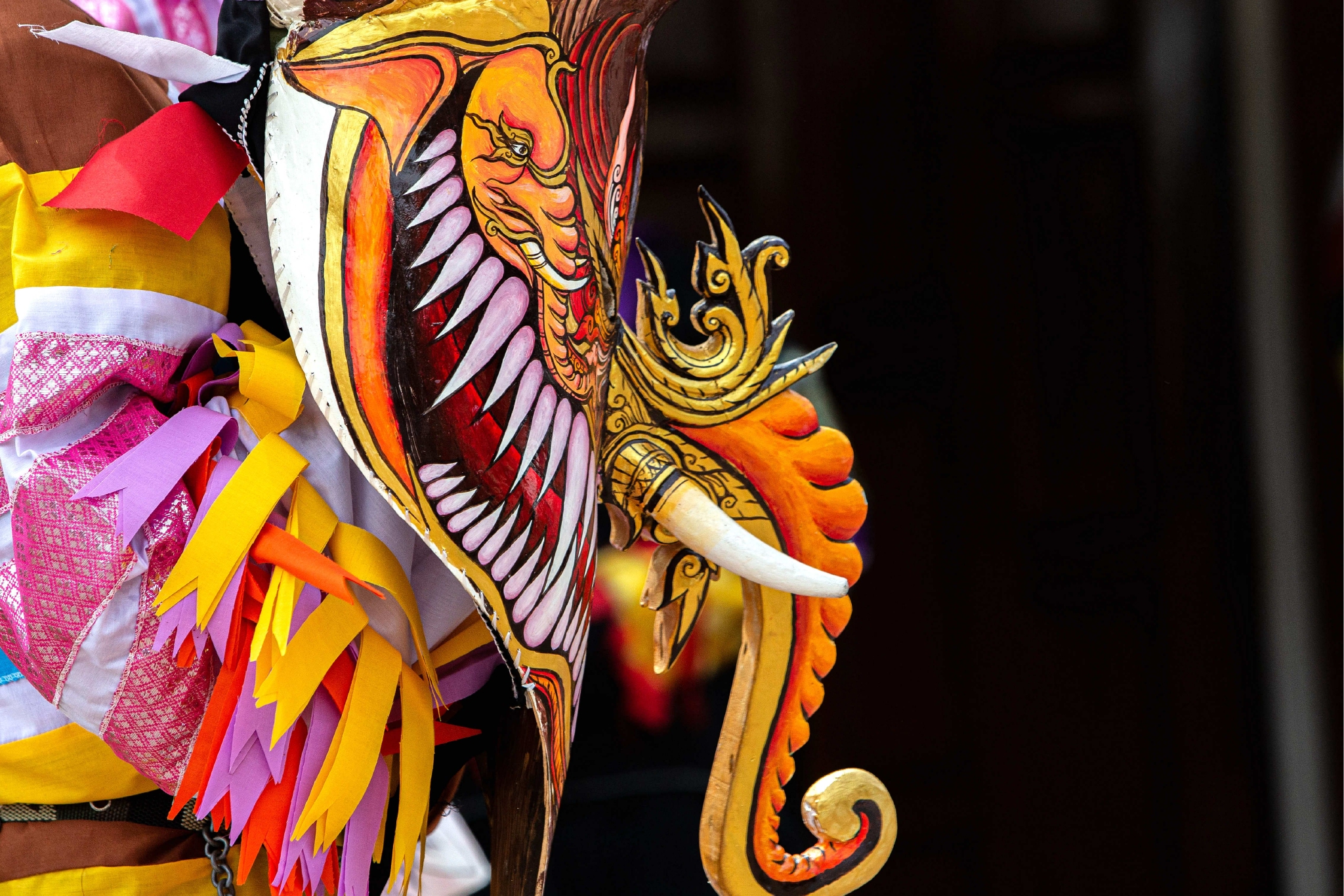 新华社记者 王腾 摄7月1日,在泰国黎府,一名儿童手持面具参加"鬼面节"