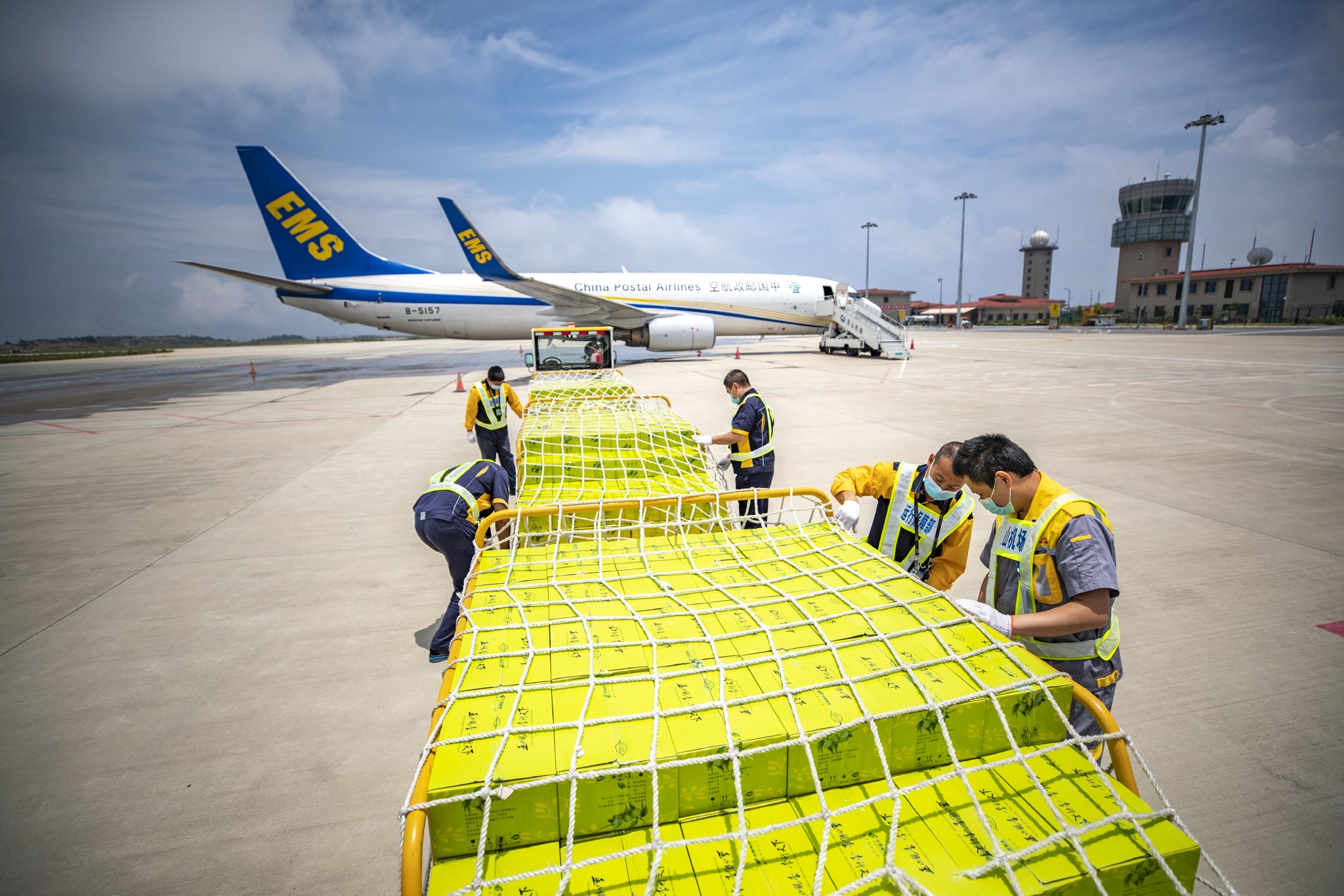 重庆巫山机场开通农产品脆李货运航班