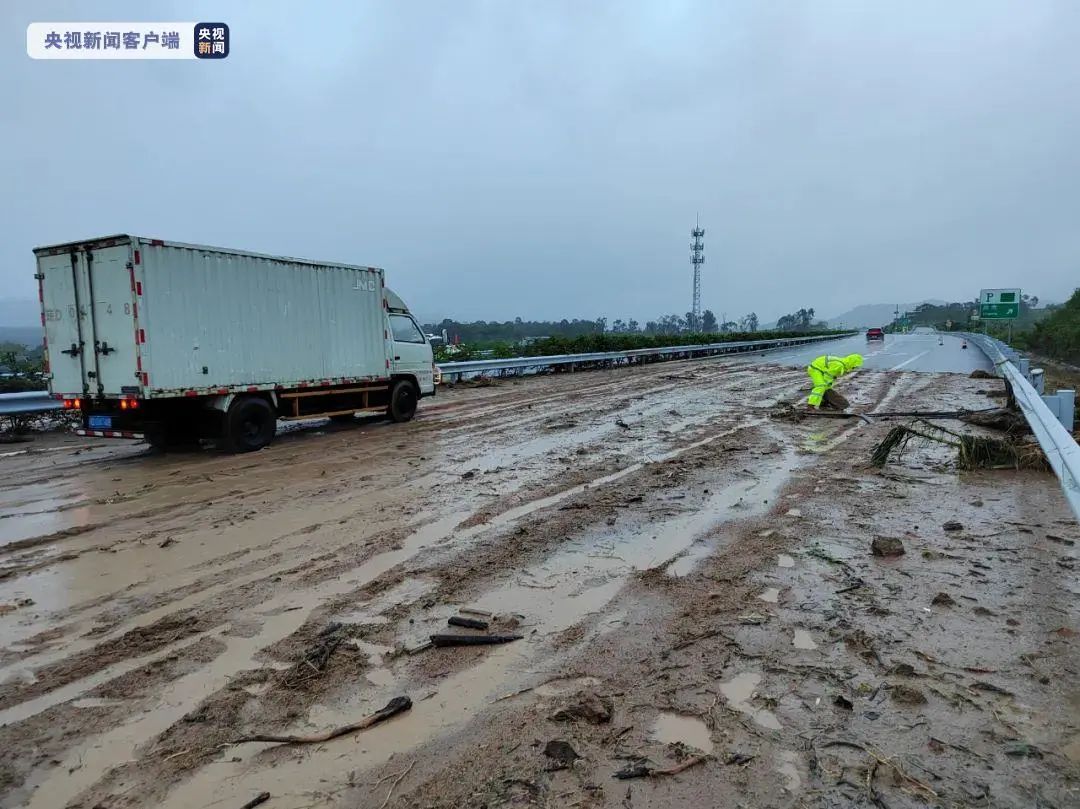 记者险被吹翻！直击台风“暹芭”登陆，三亚降特大暴雨，广东现龙卷风休闲区蓝鸢梦想 - Www.slyday.coM