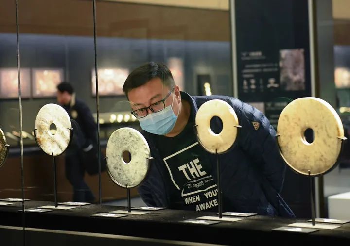 2022年3月2日，游客在良渚博物院观看玉璧。（资料图片）新华社记者翁忻旸 摄