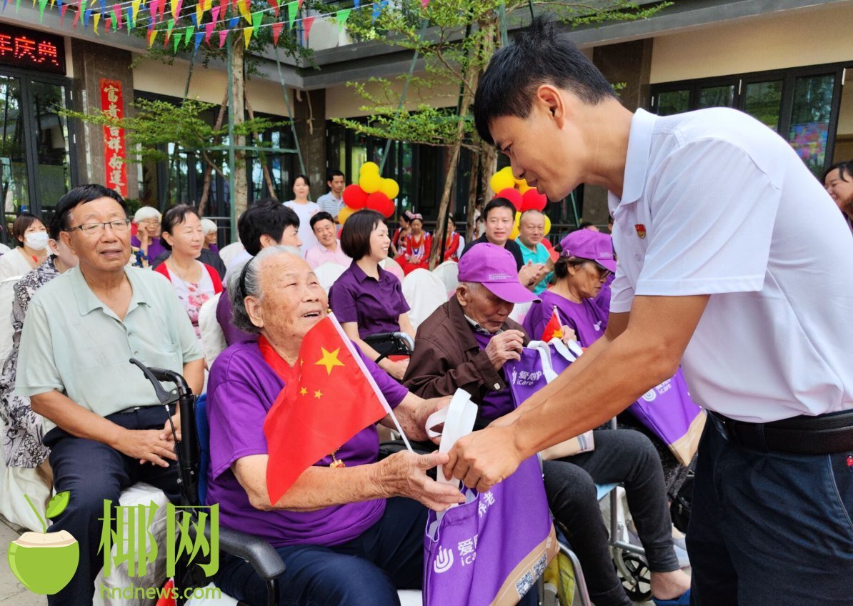 海口一养老服务中心举办“七一”老党员慰问活动