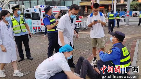 女孩突然身体不适 柳州城管路人合力伸援手休闲区蓝鸢梦想 - Www.slyday.coM