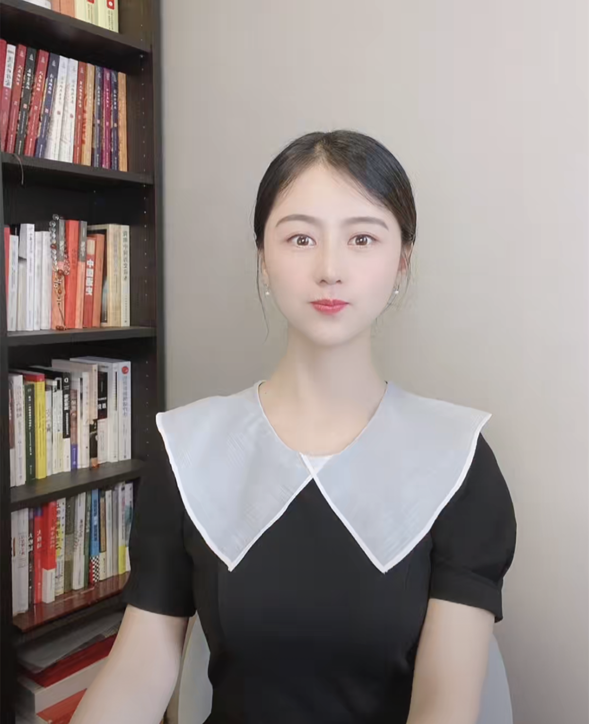 据了解,相宜原名张婷,从其出道至今,一直打着淳朴,清纯的寒门女子形象