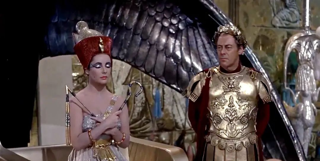 此时,凯撒的侄子屋大维利用贵族大臣们对安东尼和埃及艳后损害他们