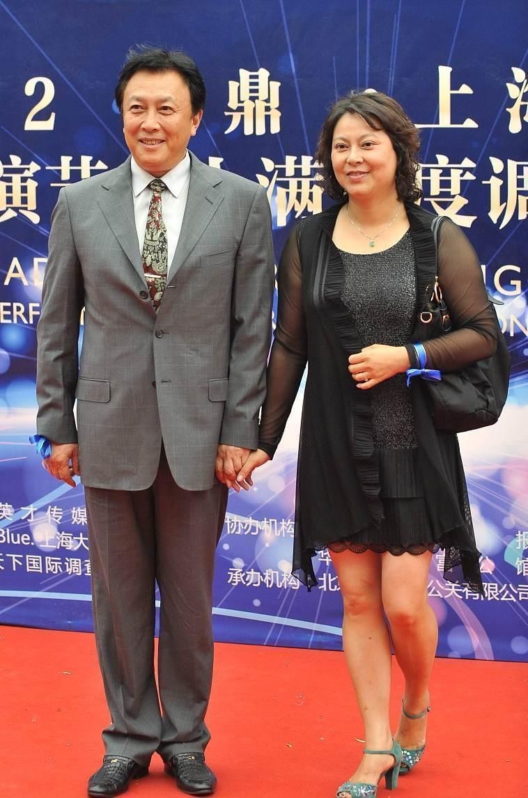 唐国强妻子挺朴素的穿条纹长裙配草帽有普通中年女人的感觉