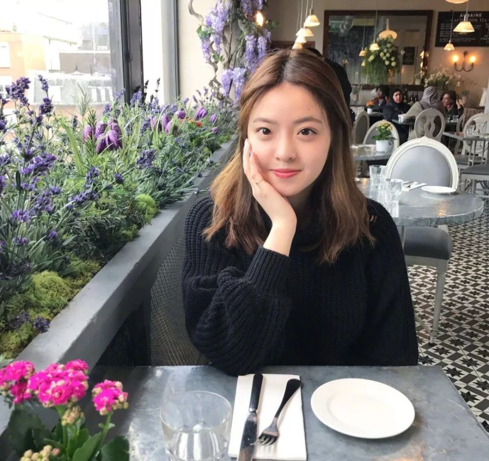 王文也发育好成熟穿修身裙身段比妈好圆脸臃肿却没妈妈精致