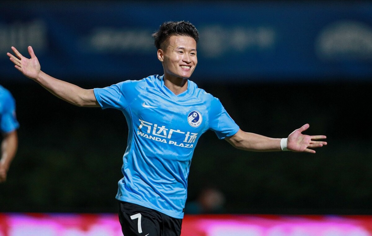 林良铭接受足球之夜采访:进球有谢指导一半的功劳,期待大连球迷|阎相