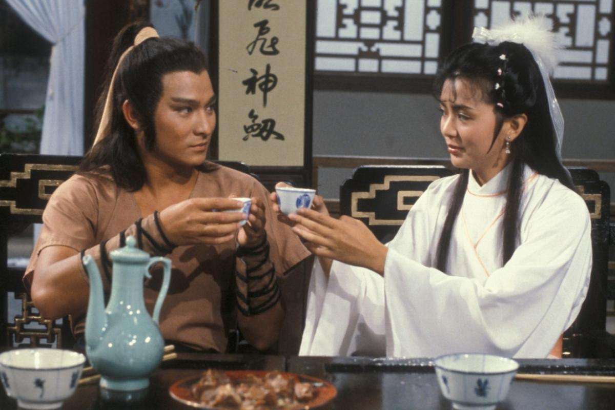 《彩云曲》而正式出道,1983年因为主演电视剧《神雕侠侣》在两岸三地