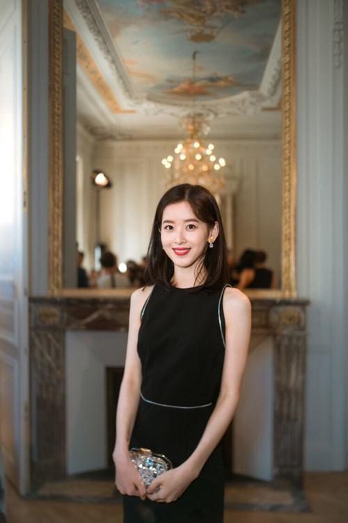 29岁章泽天在法国参加晚宴状态超好笑容满面名下企业多达70家