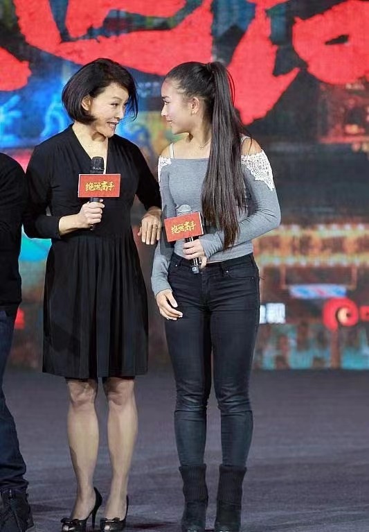 陈冲携女现身母女二人长相身材神似但女儿穿搭不如妈妈精致