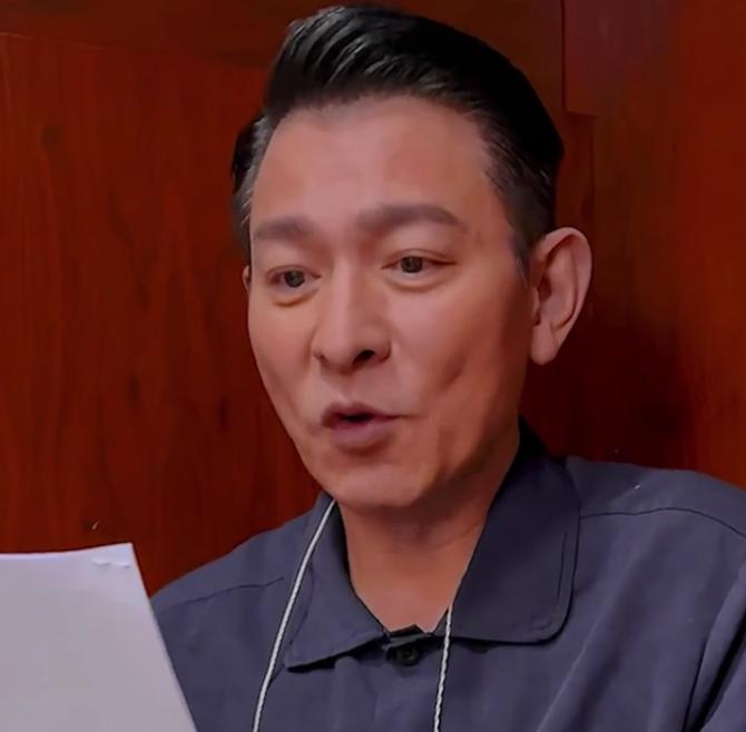 60岁刘德华素颜出镜头发根部全白苹果肌下垂皱纹深老了不少