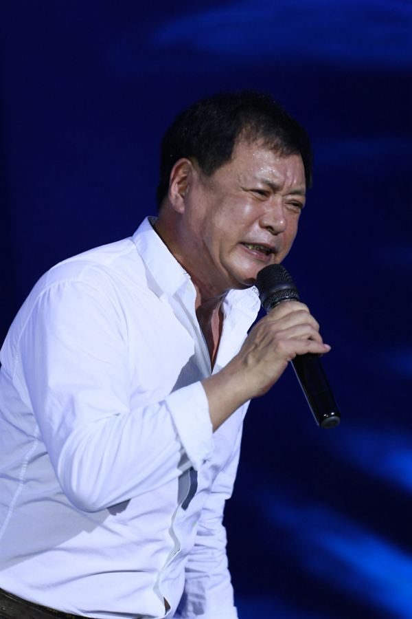 63岁囚歌王子迟志强聚会黑发浓密红光满面喝千元茅台赞不绝口