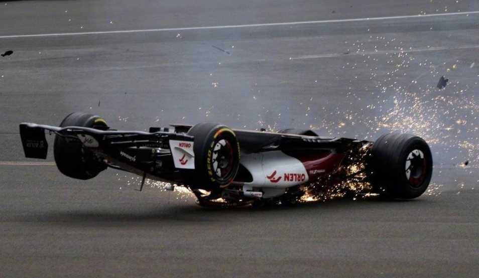 f1重大事故周冠宇赛车被撞飞翻过围栏冲向看台火星四溅