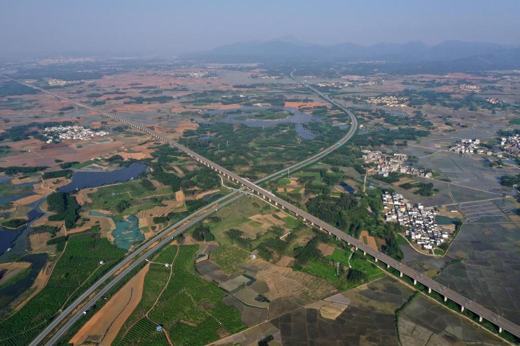 据悉,南广铁路高速动车组于10月初起在广东肇庆云浮至广西梧州南宁段