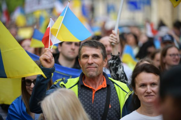 俄媒：波兰停止给乌克兰难民发补助 鼓励其找工作自食其力