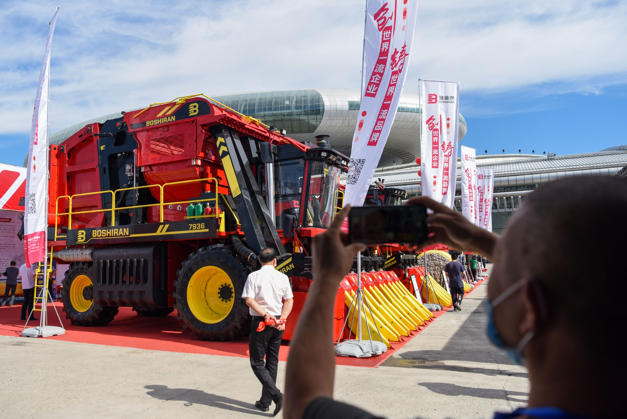 新华社记者 丁磊 摄7月3日,在2022新疆农业机械博览会上,与会者在参观