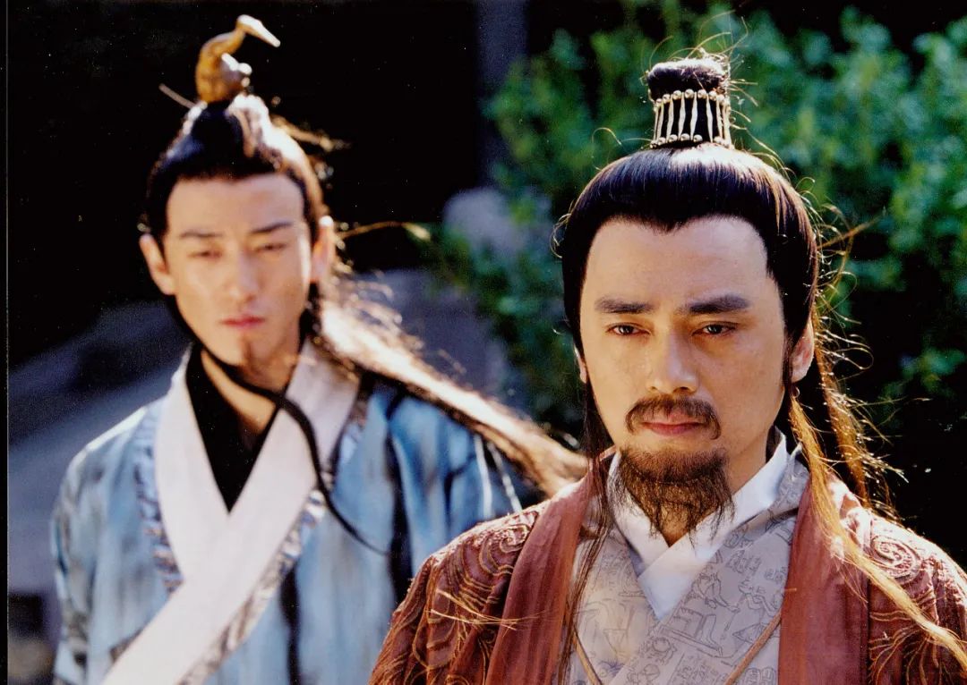 张纪中版《天龙八部》中,汤镇宗饰演段正淳(右).