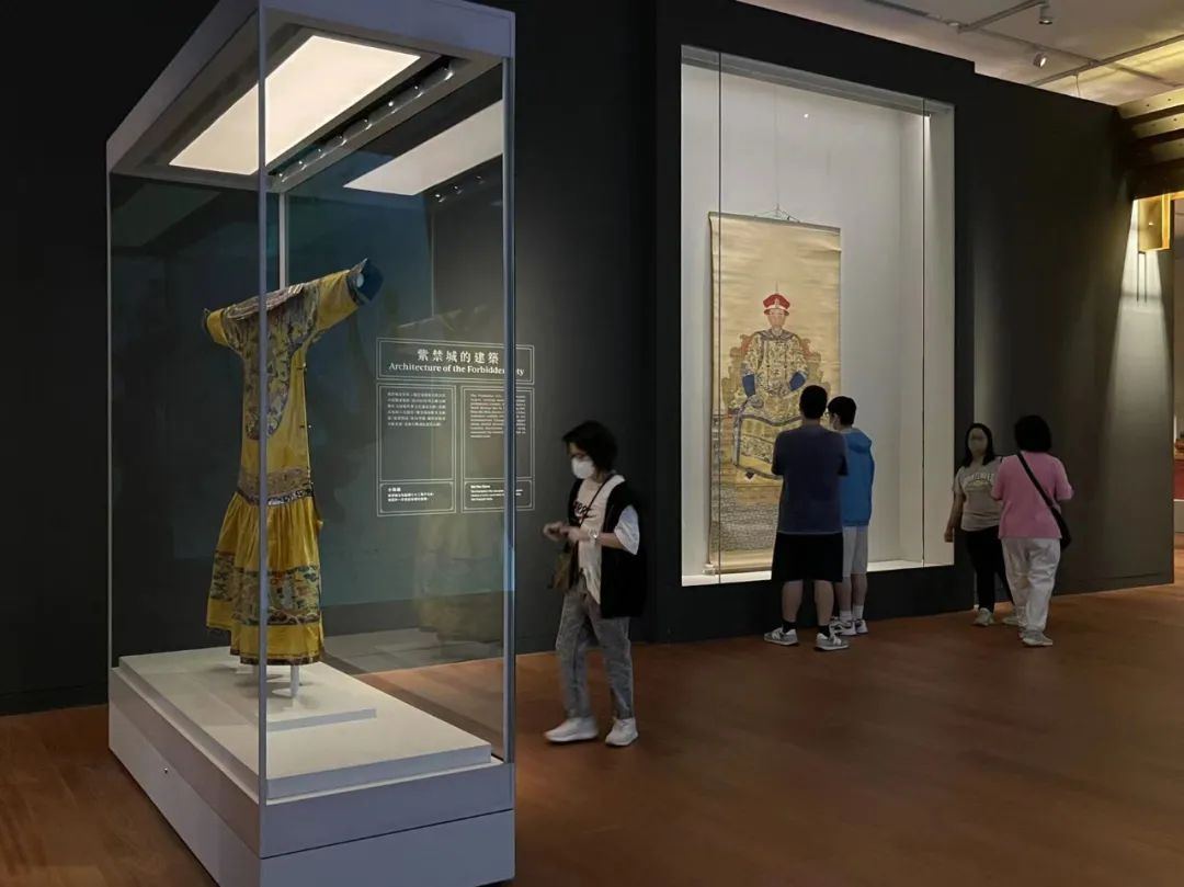 观众参观香港故宫文化博物馆图片来源：央视新闻客户端