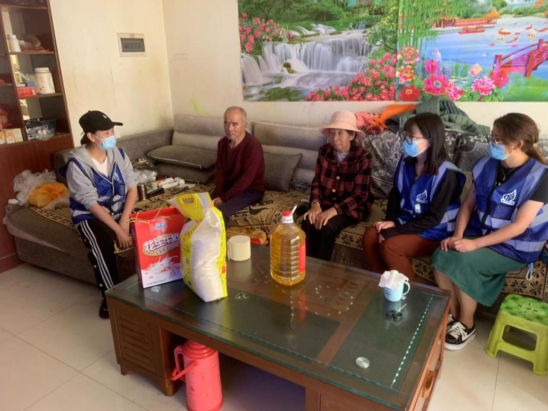 关爱空巢老人 传递文明温度——高新区团工委组织开展爱老助老志愿服务活动