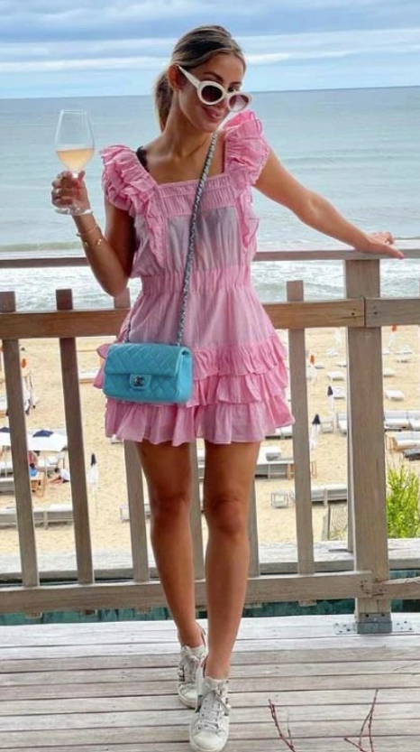 女子全职啃老，每天花5万美元买奢侈品打美容针："花父母钱就是我的工作"休闲区蓝鸢梦想 - Www.slyday.coM