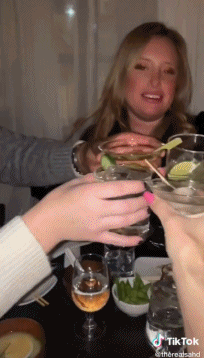 女子全职啃老，每天花5万美元买奢侈品打美容针："花父母钱就是我的工作"休闲区蓝鸢梦想 - Www.slyday.coM